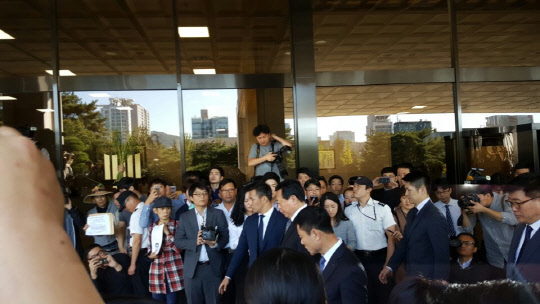 20일 서울중앙지검에 출두한 신동빈 롯데그룹 회장이 건물로 들어서고 있다.